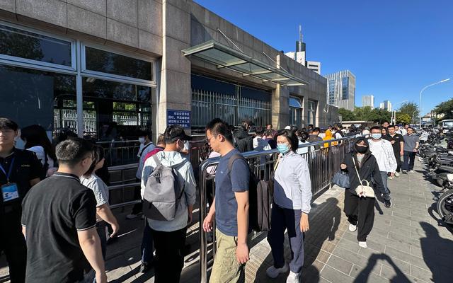 猫腻；韩国总统李在明面临哪些挑战？新闻8点见丨起底车贷“高息高返”(图2)